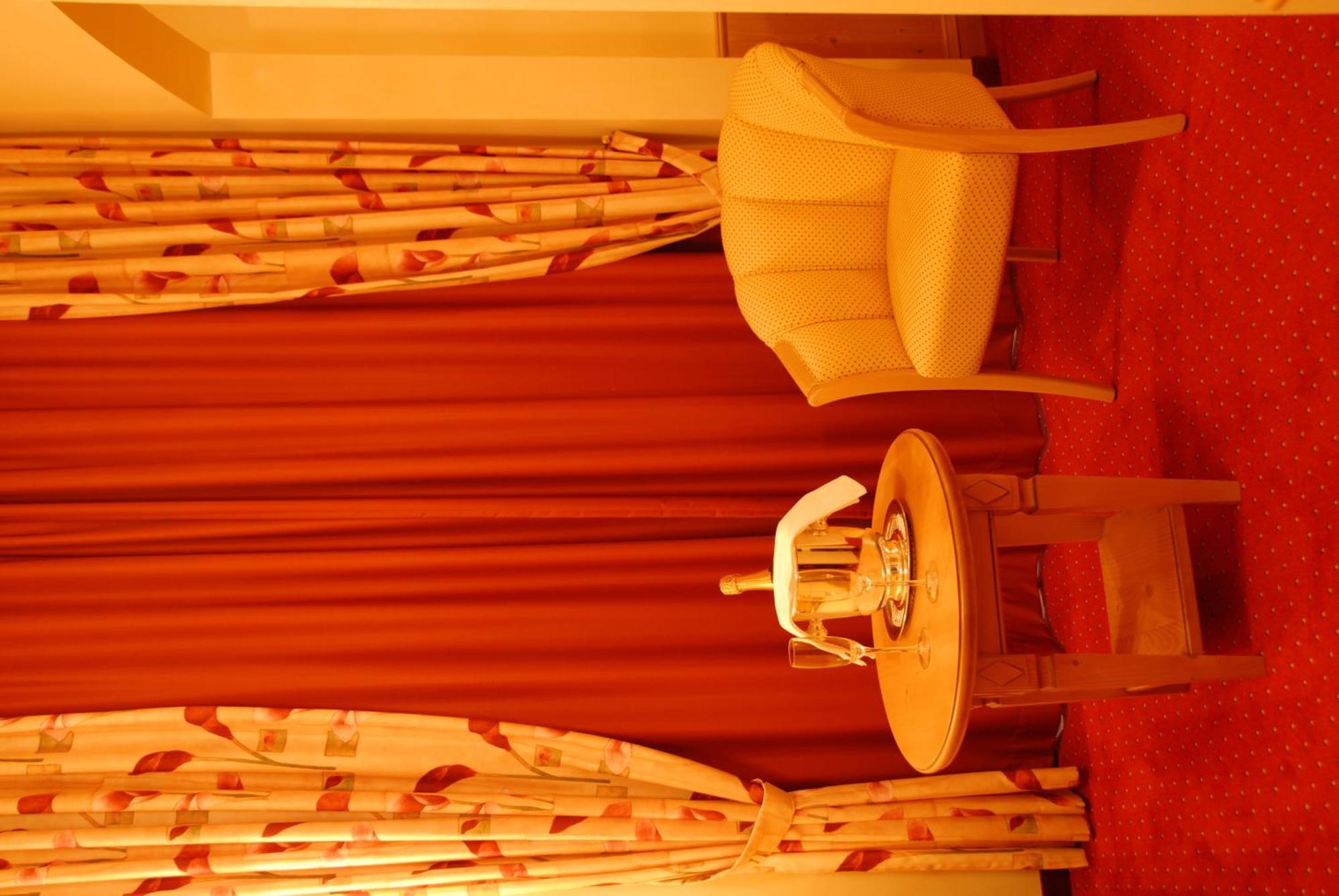 Hotel-Restaurant Schieble เคนซิงเงน ภายนอก รูปภาพ